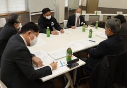 グループワークで意見を述べる参加者（2日、松本市にて）