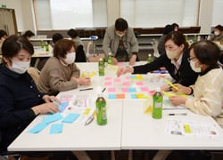 グループワークに取り組む参加者