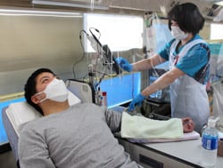 献血に協力する青年部員