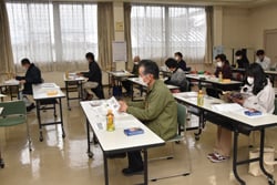 パンフレットを見る生産者