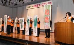 1年間の活動を報告する穂高支部員ら