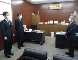北沢代表理事組合長から激励の言葉を受ける塩原さん（中央）と伊藤さん（左）