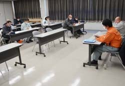 （会議）＝追肥時期や量を確認する会議の様子