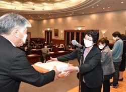 修了証を手渡す千國組合長（右から1人目）と塾生（長野県安曇野市豊科）