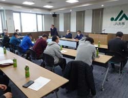地区ごとの分散会で意見を協議する組合員