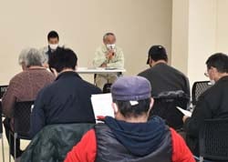 生産者に説明する谷口主任（中央）と資料を確認する生産者ら