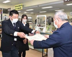 感謝状を受け取る栗原出張所長と手渡す西川署長（長野県安曇野市穂高）
