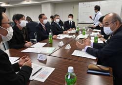 分科会で意見交換をする青年部役員（左）とJA役職員（右）