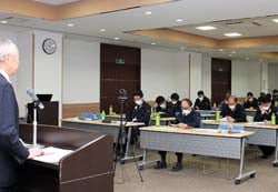内容を確認する営農指導員（1月27日、佐久市猿久保の本所で）