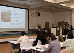 共同研究の成果を発表する学生