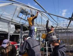 声を掛け合い協力する解体作業（撮影地；長野県豊丘村）