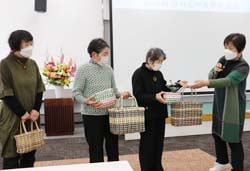 グループ活動の成果を発表する学生