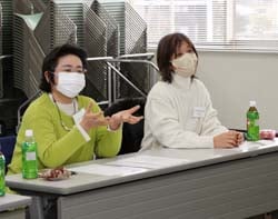 短歌について意見交換を行うメンバー