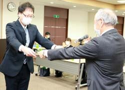 浅沼組合長（右）から表彰を受ける横前さん
