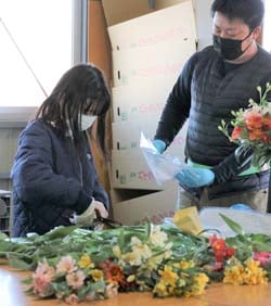 児童に花束の作り方を教える伊藤さん