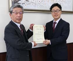支援金を受け取る白木さん（右）