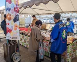 げんきの郷で来店者の接客をする青年部員