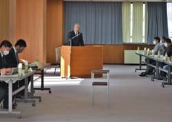 開会であいさつする眞島組合長