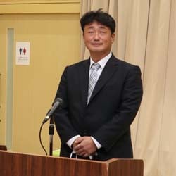 あいさつする百瀬部会長