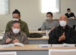 拍手で議案を採択する生産者