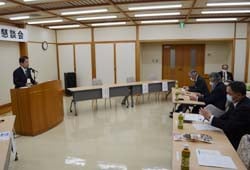 国政を説明する宮下代議士と真剣に耳を傾ける出席者