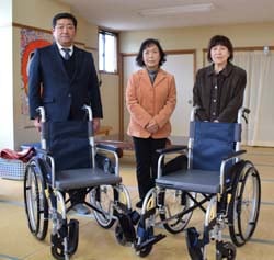 デイサービスセンター「遊湯」で行われた車イスの贈呈式。（左から）ジェイエイ・アップル（株）の小林豊代表取締役社長、JA女性部の宮澤部長、山﨑副部長