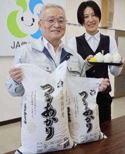 新発売の「信州諏訪産つきあかり」を手にする小松組合長（左）
