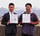 メッセージを記入した色紙を見せ合った小口さん（左）と矢島さん（右）