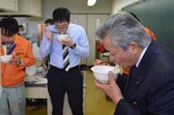 調理した麺を食べ食感や違いを確かめる西村組合長（右）とメンバー