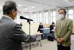 田中組合長より表彰を受ける桑原さん（右）
