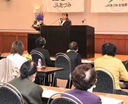 抱負を述べる黒岩部長（中）
