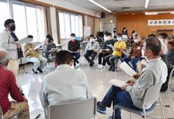 今後の講座の確認をする受講者