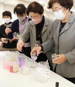 総会後には研修会として芳香剤づくりも行った