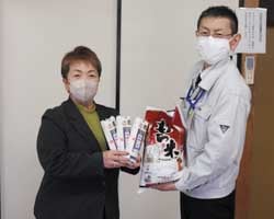 食品を寄贈する支会長