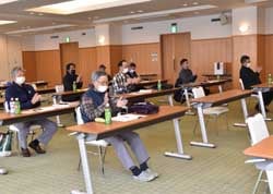 拍手で議案を承認するもも部会役員