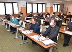 講師の説明を聞く会場