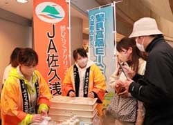 商品をPRする職員
