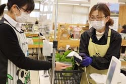 導入初日、キャッシュレス決済を利用して買い物する利用客
