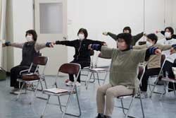 楽しみながら体操する参加者