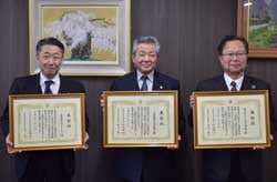 JAグループそろって銀賞を受賞（右から林社長、西村組合長、向村社長）