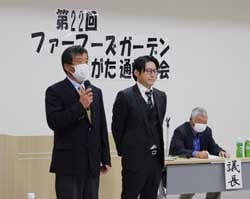 新役員を代表してあいさつする上條部会長（左）