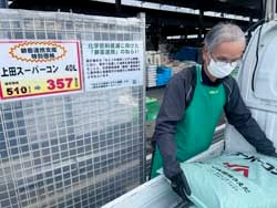 堆肥を積載するスタッフ