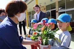 園児に鉢花を手渡す森田支部長（左）