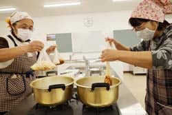 刻んだ材料を入れたポリ袋を鍋に入れ、パッククッキングを行う部員