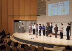 あいさつする笠原部長ら新役員