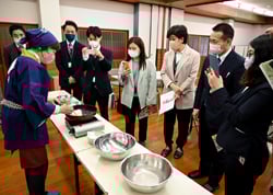 「凍りもち」を使った食づくりを学ぶ参加者