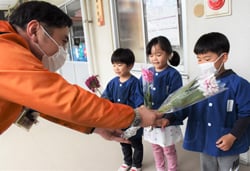 「卒園おめでとう」の言葉を添えて園児へダリアを贈呈