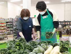 品物を揃える黒岩さん（右）