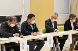 真剣な表情で協議事項を検討する参加者