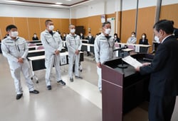 修了証を受け取る研修生